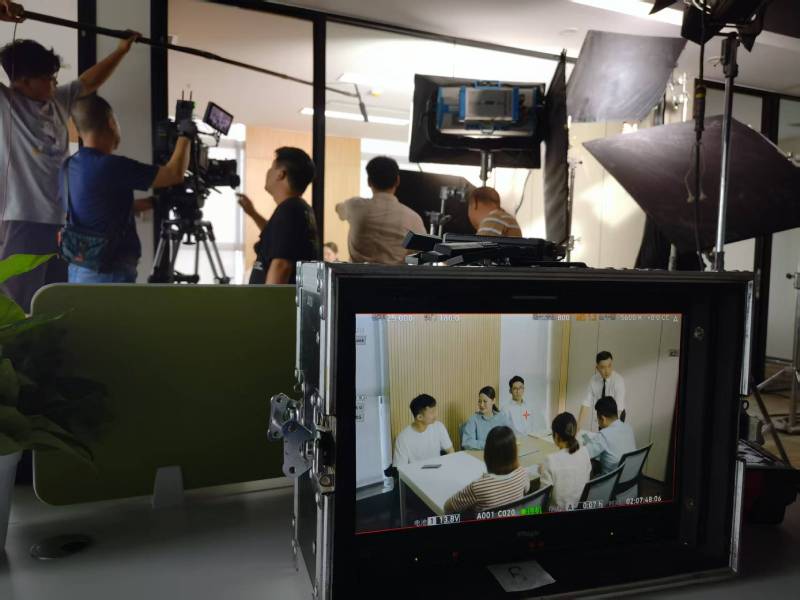 西充县TVC拍摄公司：科技产品视觉化大师，诠释未来感与功能美学